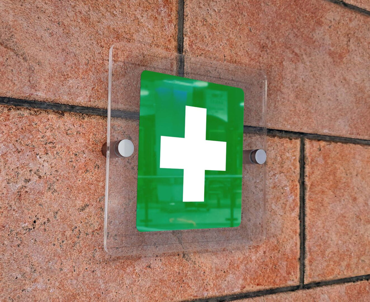 Πινακίδα Σήμανσης Κατεύθυνσης Aκρυλικό Plexiglass “ΠΡΩΤΕΣ ΒΟΗΘΕΙΕΣ” 150mm x 150mm