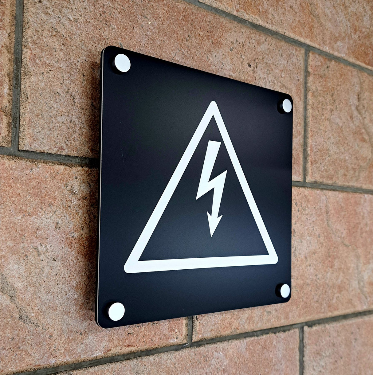 Πινακίδα Σήμανσης Ακρυλικό Plexiglass "ΠΡΟΣΟΧΗ ΚΙΝΔΥΝΟΣ ΡΕΥΜΑ" ΜΑΥΡΟ 200mm x 200mm Με Αποστάτες