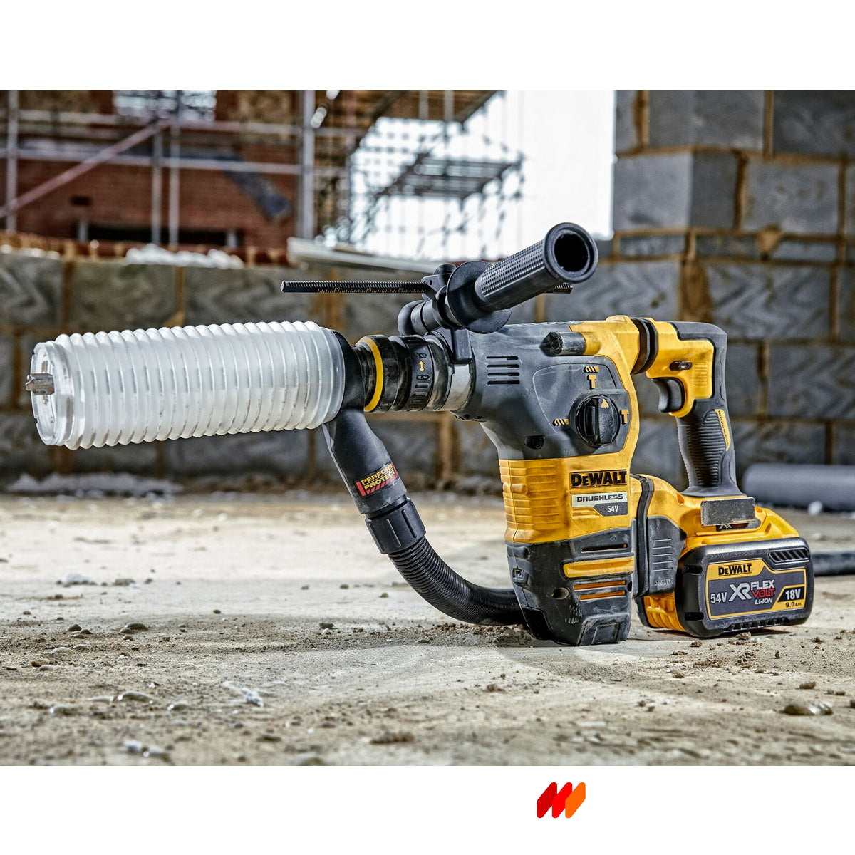 DeWalt DWH201D-XJ συνδεδεμένος σε δράπανο μπαταρίας SDS Plus σε χώρο εσωτερικών εργασιών