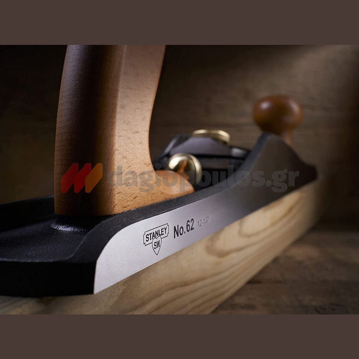 Λεπτομέρεια ορείχαλκινου πομόλου και μεταλλικού καπακιού μοχλού στο jack plane της Stanley