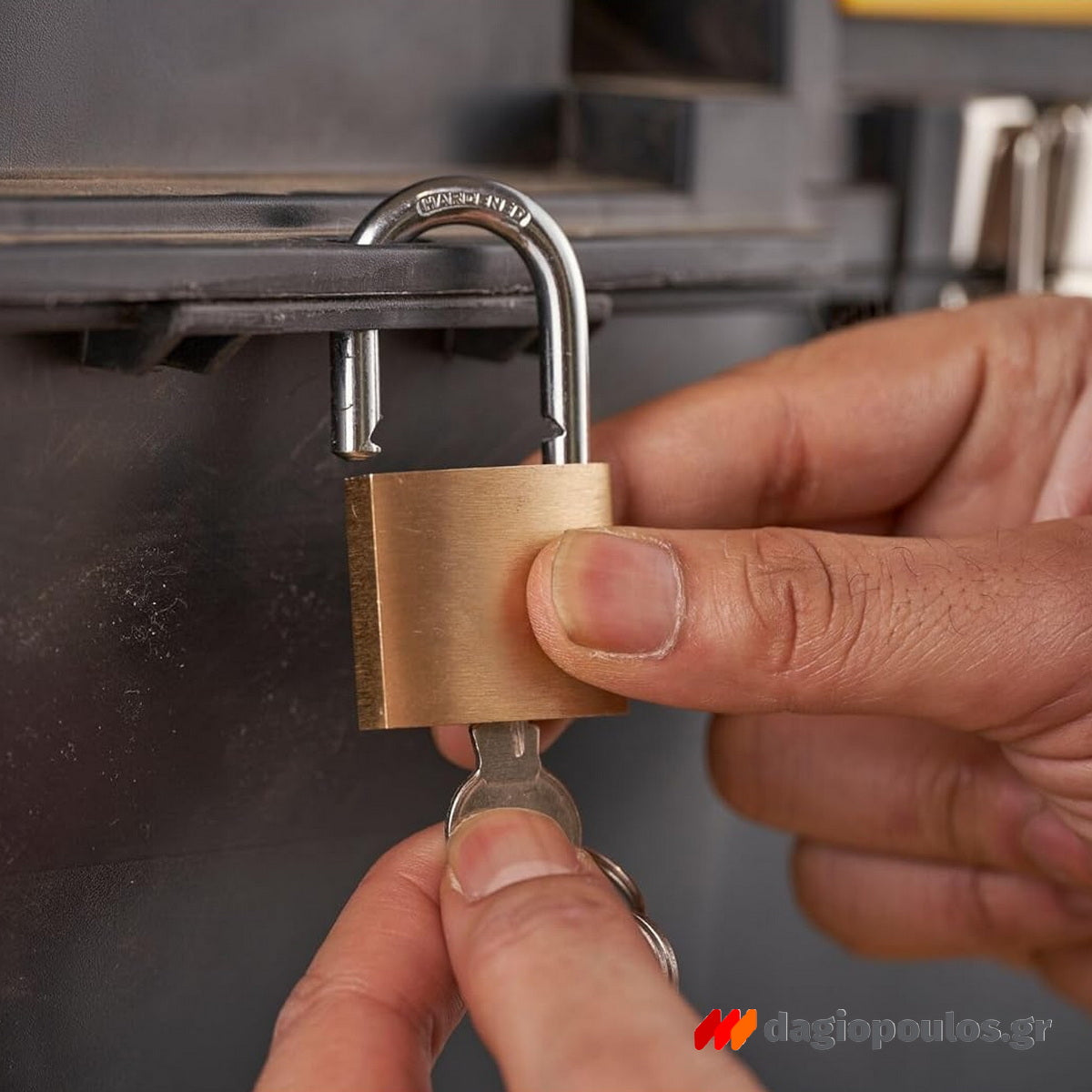 Stanley 1-70-326 Εργαλειοθήκη Κλειστου Τύπου Τροχήλατη