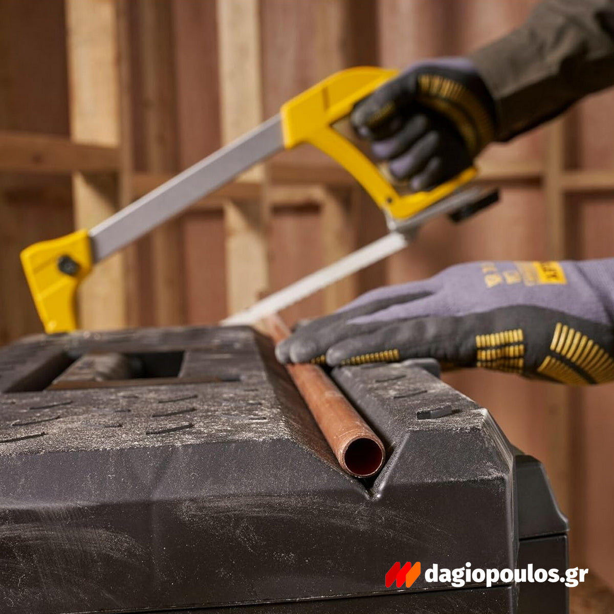 Εργαλειοθήκη με εργονομική λαβή διπλού υλικού για άνετη μεταφορά