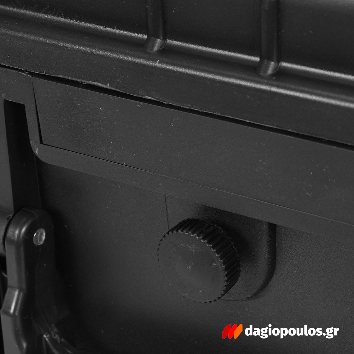 Βαλίτσα εργαλείων Yato YT-08903 με σταγόνες νερού που αναδεικνύουν τη στεγανότητα IP55