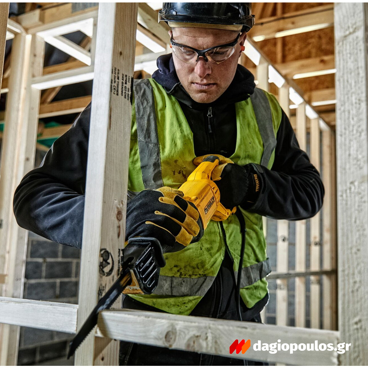 DeWalt DWE305PK-QS Ηλεκτρική Σπαθοσέγα (Σεγάτσα) 1100W