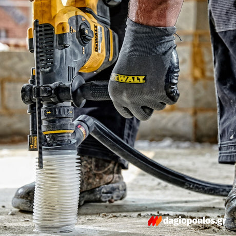 Χρήση του DeWalt DWH201D-XJ σε εργασία ανακαίνισης με συλλογή σκόνης από τρύπημα τοίχου