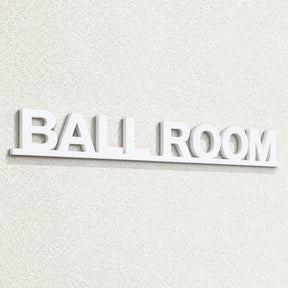 Ψηφιακή απεικόνιση επιγραφής BALL ROOM σε λευκό ακρυλικό
