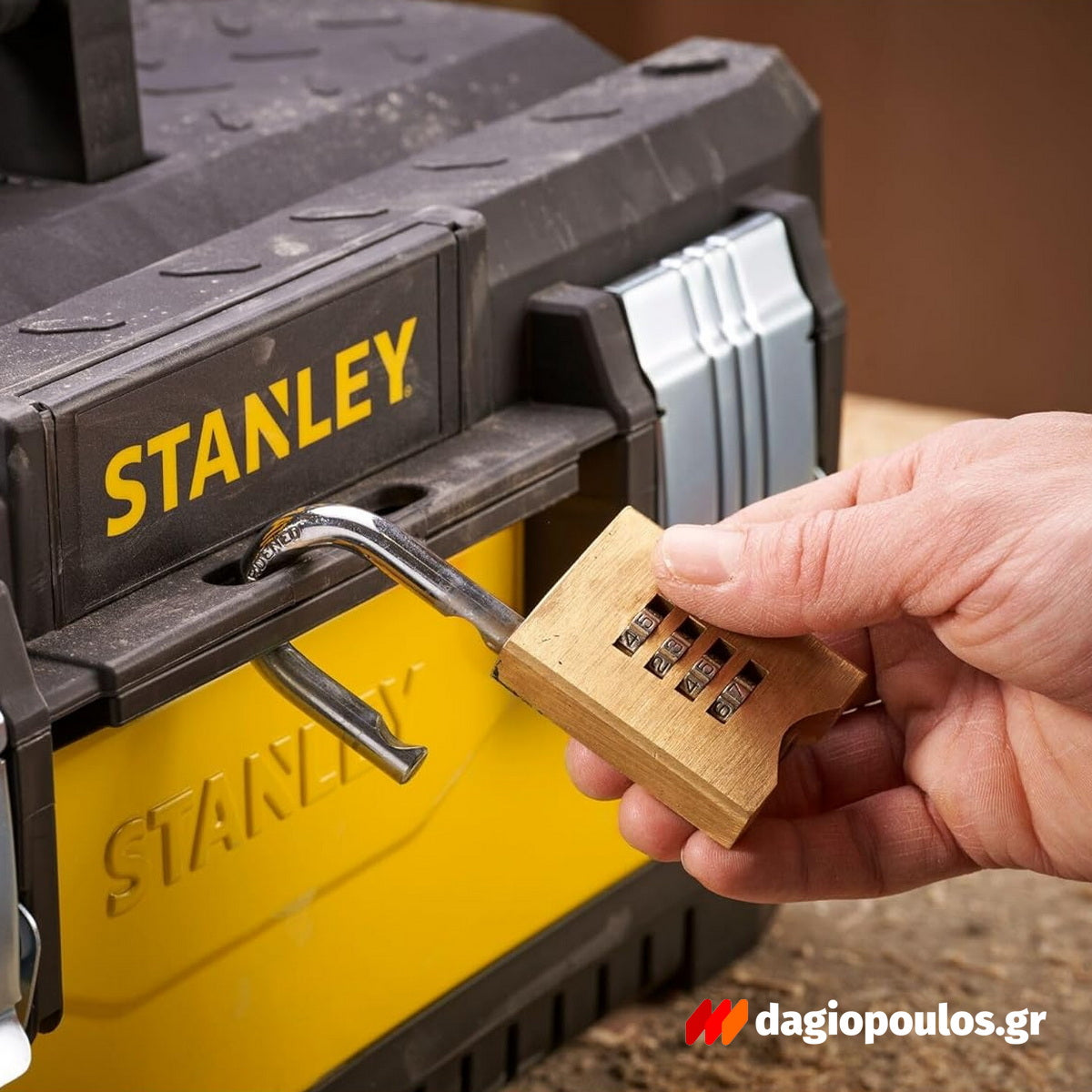 Κλείδωμα εργαλειοθήκης με λουκέτο για ασφαλή αποθήκευση εργαλείων