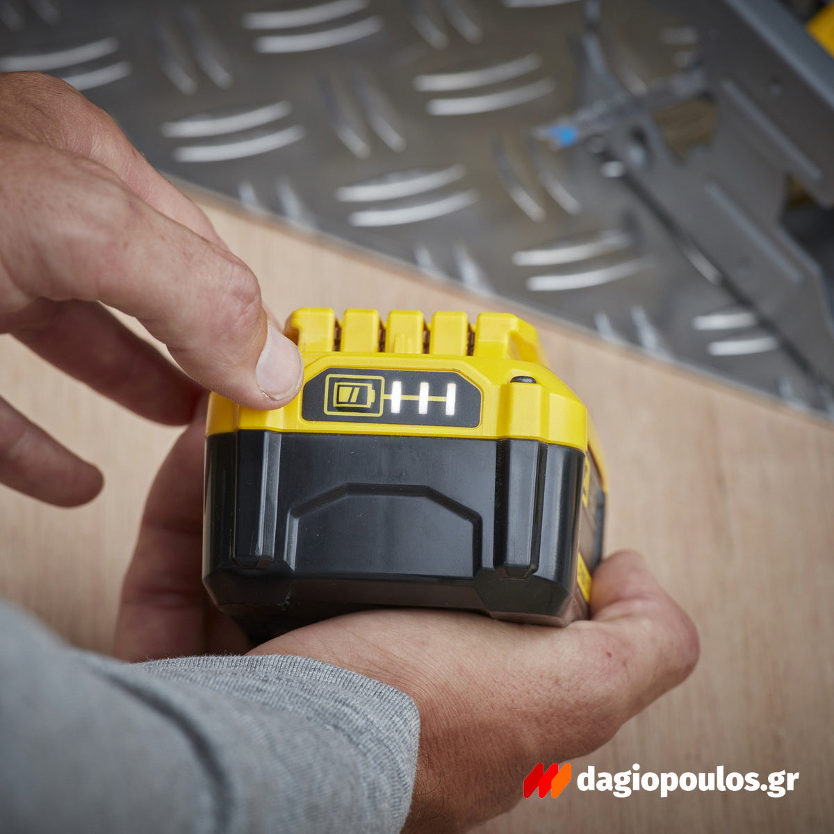 Stanley SFMCS600M2K-QW V20 Σέγα Μπαταρίας 18V Li-Ion Με 2 Μπαταρίες 4.0Ah & Βαλίτσα