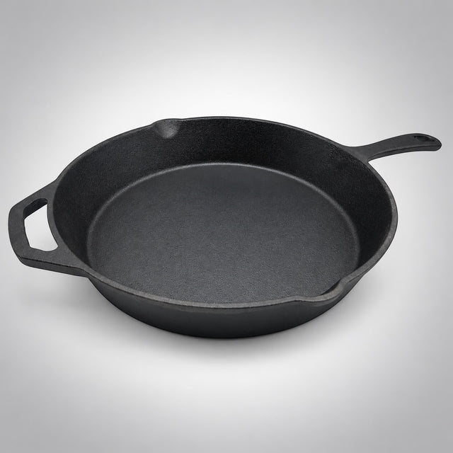 Thermogatz SKILLET PRE-SEASONED FTG-3032S ANGEL COOK — ΤΗΓΑΝΙ SKILLET ΜΑΝΤΕΜΕΝΙΟ PRE-SEASONED FTG-3032S ANGEL COOK, σε γκρι φόντο με φυσική σκιά
