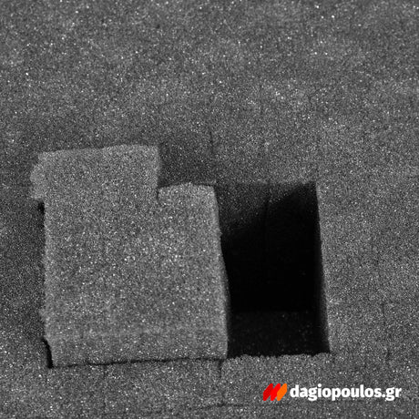 Κοντινό στην εσωτερική αφρώδη επένδυση της βαλίτσας Yato YT-08903 με προκομμένες θήκες