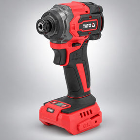 Yato YT-82799 brushless παλμικό εργαλείο μπαταρίας 18V SOLO, εμπρός λοξή όψη σε γκρι φόντο